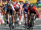 Slovenský cyklista Peter Sagan ovládl díky závrenému sprintu 2. etapu Tour de...