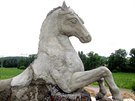 V Hamrech nad Szavou maj i sochu kon.