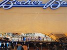 Pot�e postihly lidi u n�kolika st�nk�, je mezi nimi i Becher Bar u hotelu...
