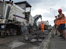 Silniái opravují Koutníkovu ulici na výjezdu z Hradce na Jiín
