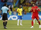 Belgický záloník Marouane Fellaini diskutuje se srbským rozhodím Miloradem...