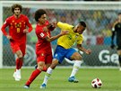 Belgický záloník Axel Witsel dotírá na brazilského útoníka Gabriela Jesuse v...