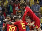 U JE TAM. Belgití fotbalisté se radují z vedoucího gólu ve tvrtfinále...
