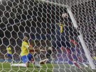 Brazilský obránce Thiago Silva (vklee) sleduje mí, který po jeho hlavice...