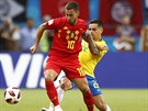 Belgický fotbalista Eden Hazard (vlevo) v akci bhem tvrtfinálového utkání...