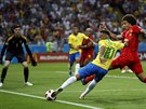 STIHL TO. Neymar udržel míč ve hře, brazilskou hvězdu na snímku marně stíhá...