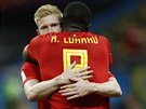 Kevin de Bruyne a Romelu Lukaku se radují z druhého belgického gólu ve...