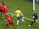 JEN TYČ. Brazilský obránce Thiago Silva je sám před brankářem Belgie Thibautem...