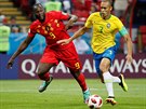 Brazilský obránce Miranda (vpravo) a jeho belgický soupe Romelu Lukaku (vlevo)...