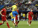 Stídající brazilský záloník Renato Augusto hlavou dává kontaktní gól ve...