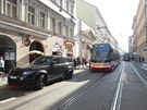 Auto blokovalo tramvaje v Lidické ulici na praském Smíchov (9. ervence 2018).