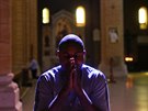 Nigerijský uprchlík se modlí v centru Říma. (5. července 2018)