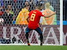 Igor Akinfejev chytá penaltu španělakého záložníka Kokeho.