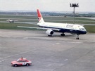 Boeing 757 spolenosti British Airways v Praze v lét 1984. Na snímku i...