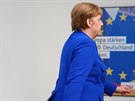 Kancléřka Angela Merkelová na odchodu z jednání s ministrem vnitra Horstem...