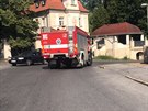 Na elezniním pejezdu v obci Karltejn uvázlo auto, jeho idi nerespektoval...