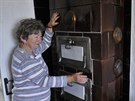 Ivana �ern� dodnes va�� na star� plotn� a pe�e v kachlov�ch kamnech.