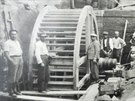 Archivní snímek z oprav mlýna.