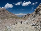 Zaínáme 40 kilometr dlouhý sjezd. Tosor pass, Kyrgyzstán