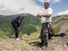 Kyrgyjci nám ukazují, co se dá na horách jíst. Kysluka.. plné vitamín a...
