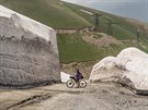 Sedlo Kaldamo se zbytky snhu po zim. Oblast Kazarman, Kyrgyzstán