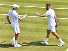Mike Bryan (vlevo) je ve Wimbledonu s netradiním parákem. Jeho zranné dvoje...