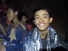 Doktoi oetují chlapce v zatopené jeskyni v Thajsku