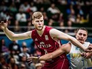 Davis Bertans (vlevo) z Lotyska a Denys Lukaov z Ukrajiny se petlaují v...