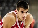 Chorvatský pivot Ivica Zubac v zápase s Rumunskem