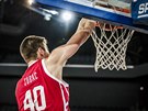 Chorvatský pivot Ivica Zubac smeuje do rumunského koe.