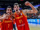 panltí basketbalisté Jaime Fernandez (vlevo) a Oriol Pauli oslavují výhru...