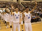 Jihokorejtí a severokorejtí basketbalisté mávají divákm v Pchjongjangu, kde...