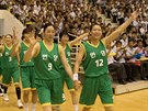 Jihokorejské a severokorejské basketbalistky mávají divákm v Pchjongjangu, kde...