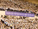 Severokorejské publikum fandí v Pchjongjangu basketbalovým týmm, které...