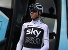 Chris Froome ze Sky opoutí týmový autobus.