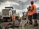 Frzovn vozovky v Koutnkov ulici v Hradci Krlov (9.7.2018).