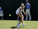 eská tenistka Karolína Plíková hraje bekhendem v prvním kole Wimbledonu, v...