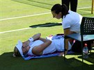 Britská tenistka Harriet Dartová si nechává oetit poranné stehno. V prvním...