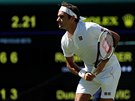 výcarský tenista Roger Federer se soustedí na hru bhem 1. kola Wimbledonu....