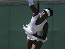 Americká tenistka Venus Williamsová servíruje v prvním kole Wimbledonu. Na...
