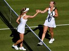 eská tenistka Barbora tefková gratuluje své pemoitelce v prvním kole...