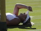 Americká tenistka Coco Vandewegheová po pádu v 1. kole Wimbledonu.