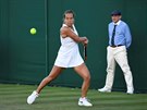 eská tenistka Barbora Strýcová pela v prvním kole Wimbledonu pes Svtlanu...