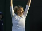 eská tenistka Kateina Siniaková slaví postup do druhého kola Wimbledonu.
