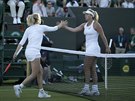 Česká tenistka Kateřina Siniaková (vlevo) přijímá gratulace k vítězství od...
