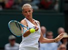 eská tenistka Karolína Plíková hraje forhendem ve druhém kole Wimbledonu....