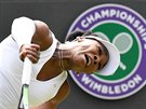 Americká legenda Venus Williamsová servíruje ve druhém kole Wimbledonu. Střetla...