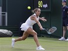Amerianka Madison Keysová hraje jednoruný bekhend ve druhém kole Wimbledonu....