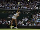eská tenistka Karolína Plíková servíruje ve druhém kole Wimbledonu. Za zápas...
