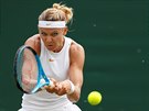 Česká tenistka Lucie Šafářová hraje bekhendem ve druhém kole Wimbledonu....